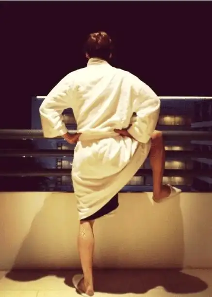 "浴袍歌手"李易峰6.0升级版上线! 新姿势, 拥抱新一年?