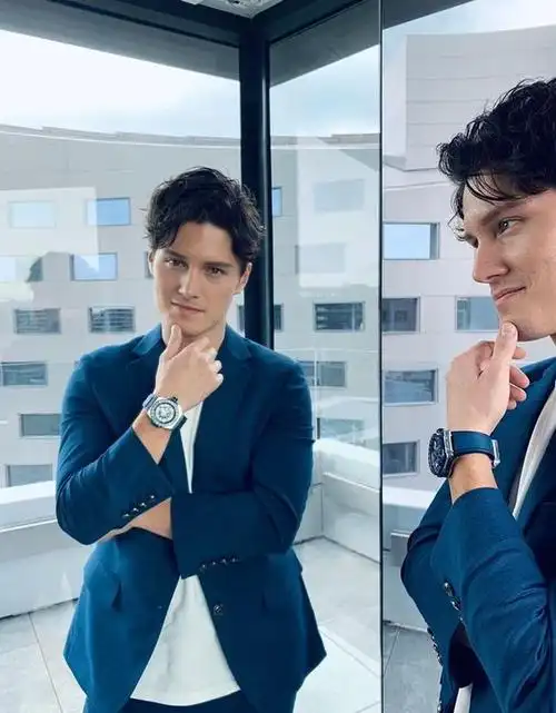 帅气英俊重现清爽颜值,曾被指比爹显老_周厚安_爸爸_样子