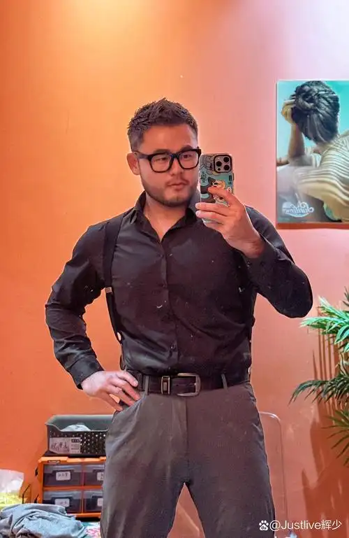 呆萌可爱又帅气的胖胖胡子大叔,镜中人,捕捉自信的瞬间,姿态潇洒,回眸