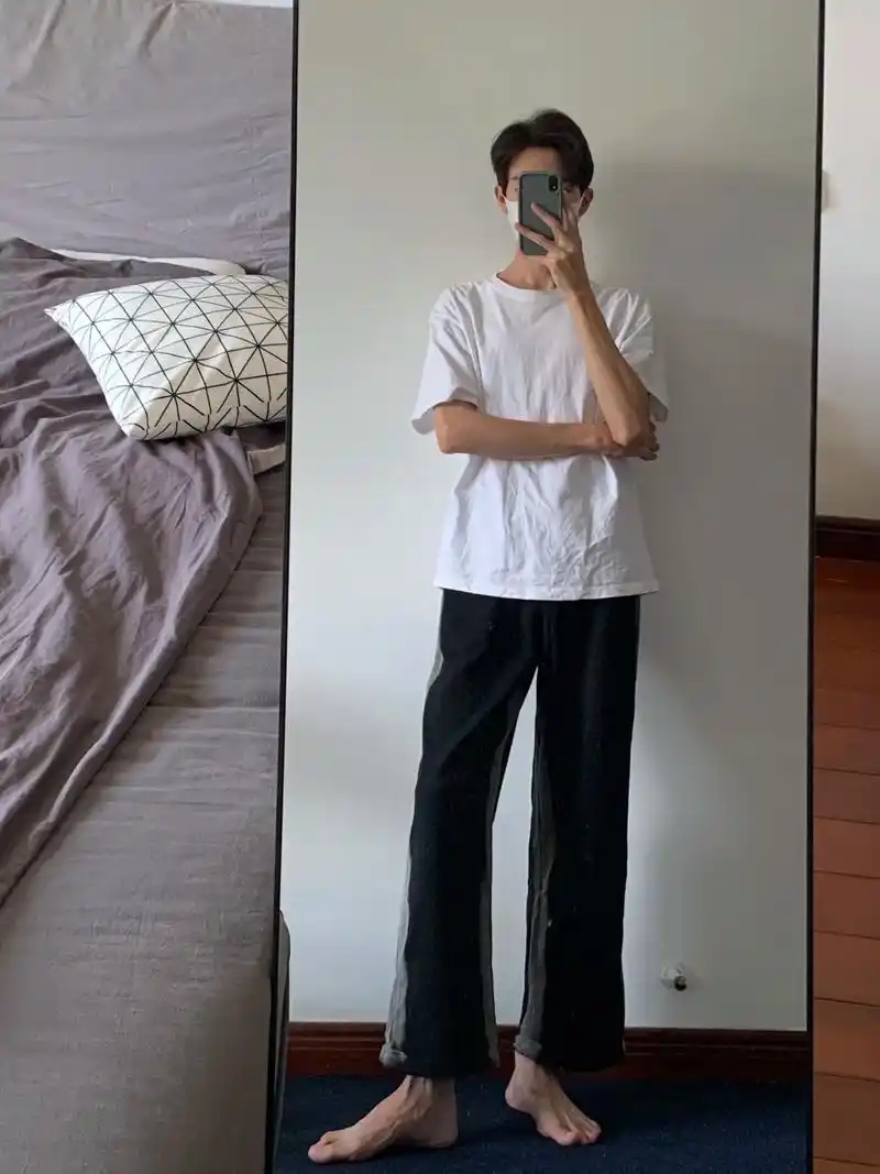 听说光脚比较欲.#ootd穿搭 #男生穿搭日记 #对镜拍 # - 抖音