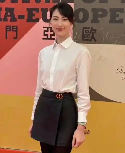 梁洛施带火一种新穿法叫:"上半身体制内,下半身娱乐圈",高级又时髦!