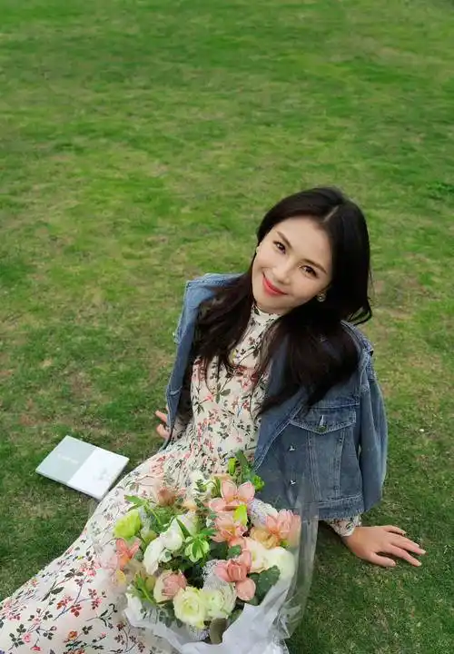 刘涛穿花裙搭配牛仔外套,清新甜美减龄_气质_时尚_风格