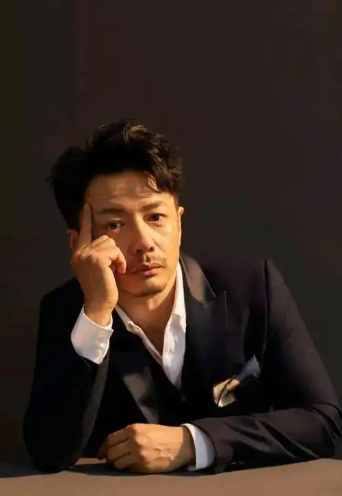 这些年来,我们眼瞅着许多男明星步入40岁后,变成了中年油腻发福男.