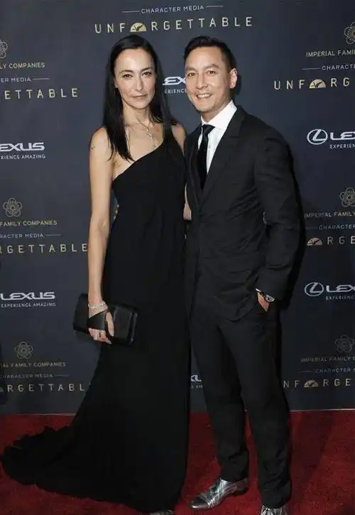 吴彦祖老婆气质太好,穿斜肩黑裙美得大气,两口子牵手超有夫妻相_lisa