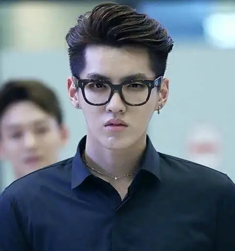 比如这款也是黑框眼镜,显得wuli胡歌稳重内敛,居家好男人的模样~还有