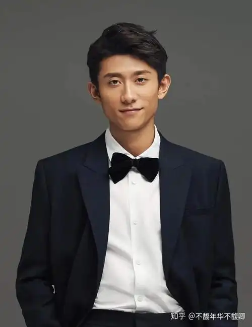 张一山身穿黑色西装制服时尚帅气