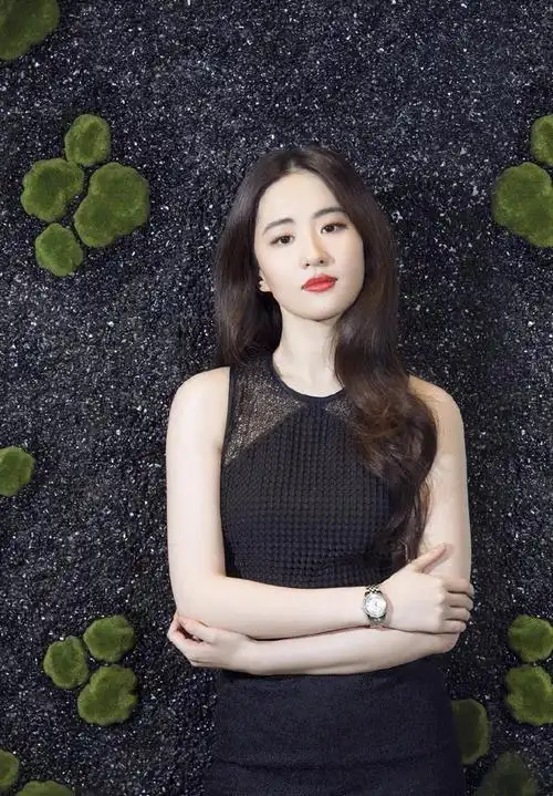 刘亦菲迈入30岁大关,穿无袖黑裙拍写真,粗眉红唇尽显熟女味道!