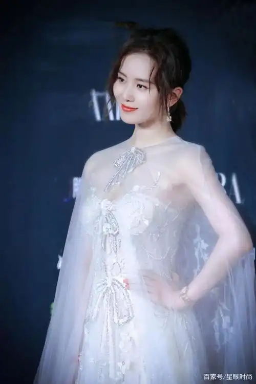 近日"刘诗诗"穿着一袭白色网纱裙出席活动,真的太仙太美了