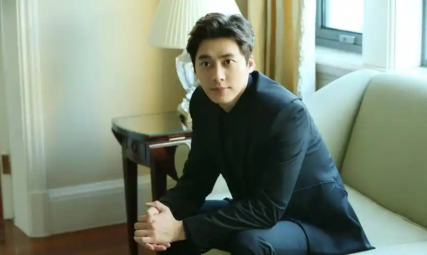 李某某是谁?据权威媒体报道,李某某是年仅35岁的年轻演员李易峰.