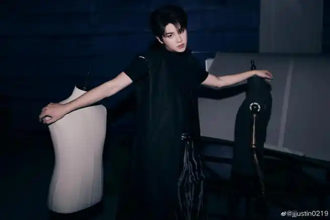 黄明昊无袖风衣暗黑风大片##黄明昊密逃黑色皮马甲造型##黄明昊群黑