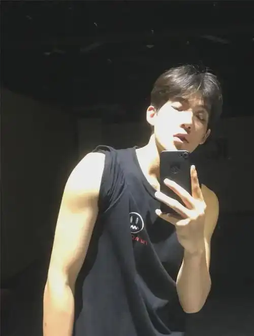 王安宇换裤子被狗仔拍了发网上这枚宝藏男孩藏不住了