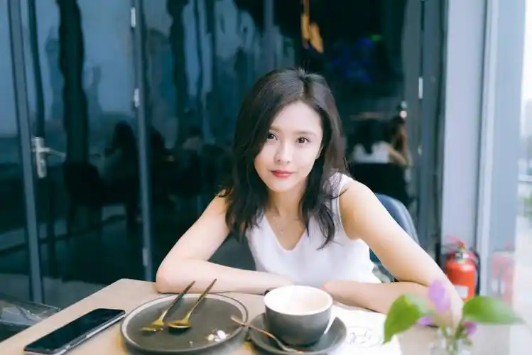 王蕾初春最新写真曝光 一笑百媚港范儿吸人眼球