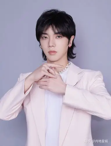 华晨宇樱花粉西装现身杭州清新俊雅尽显明媚春日氛围