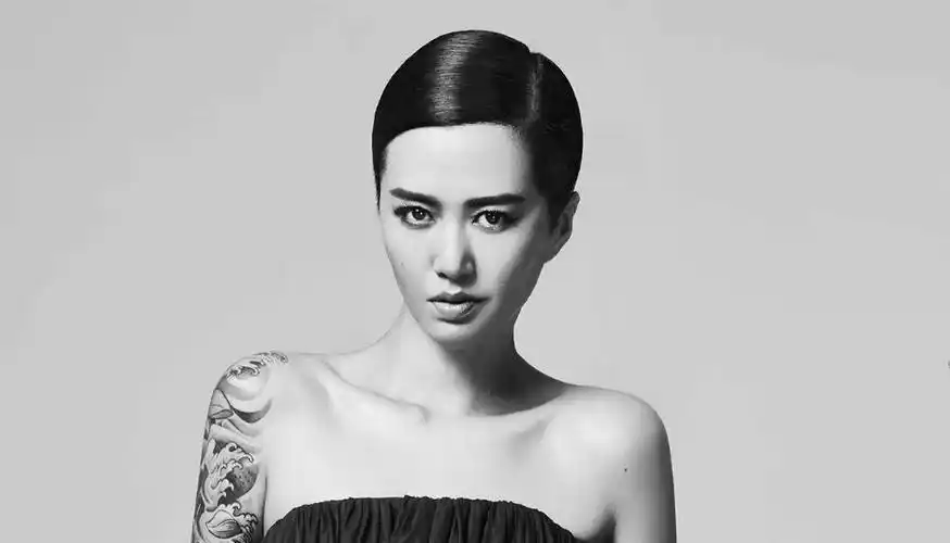 中国纹身明星谭维维手臂上黑灰色的浪花纹身图案