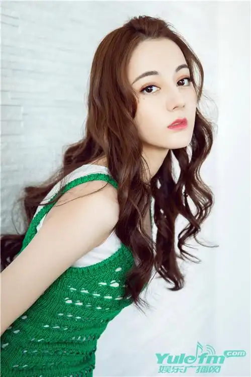 迪丽热巴营业亮相品牌活动,清新绿裙甜美可爱