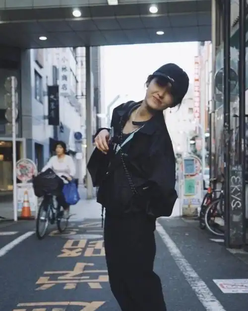 17岁张子枫街拍,一身黑色look个性十足还很酷,素颜出镜好耿直