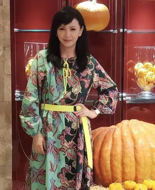 曾华倩晒近照美颜了还是难掩沧桑跟普通人比就是气质更好