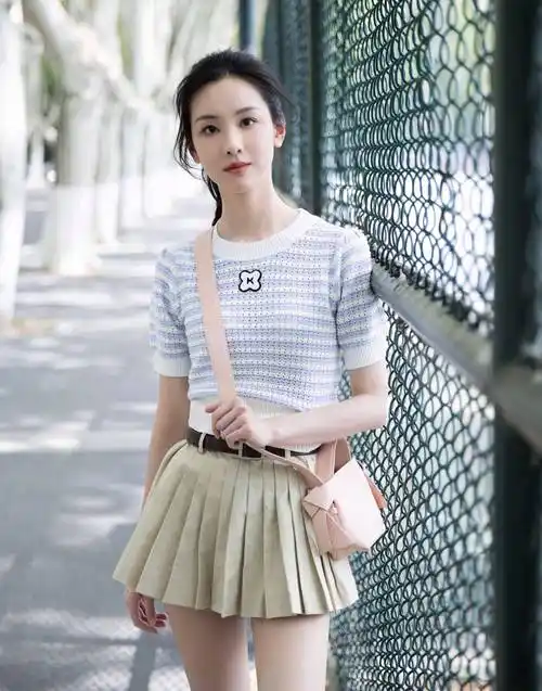 陈都灵学院风穿搭,完美青春女大学生!_条纹_百褶裙_感觉