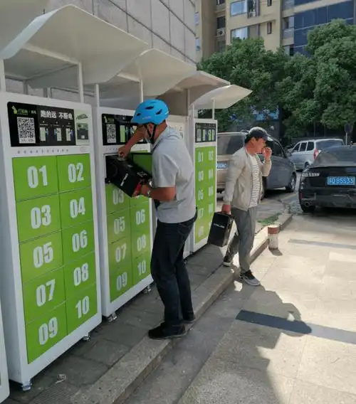 和"共享充电宝"有着异曲同工之处,"共享电瓶换电柜"分为多个存放电池