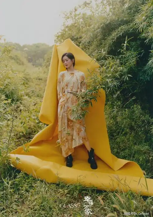 赵丽颖暖冬慵懒照片!一身黑装温婉灵动,黑靴搭印花长裙复古优雅