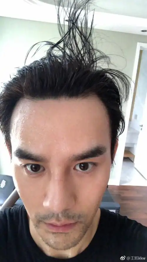 王凯晒运动后素颜自拍后脑勺头发高高竖立超抢镜