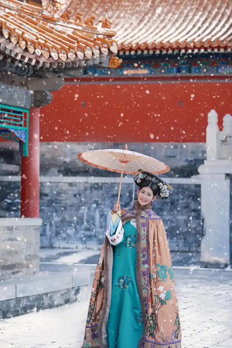 #皇后娘娘驾到 #凤冠霞帔 #宫廷 #故宫 #古风摄影 @俊 - 抖音