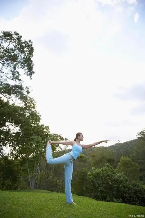 适合上班族运动的一个简单动作,单腿站立手抓脚,缓解疲劳效果好