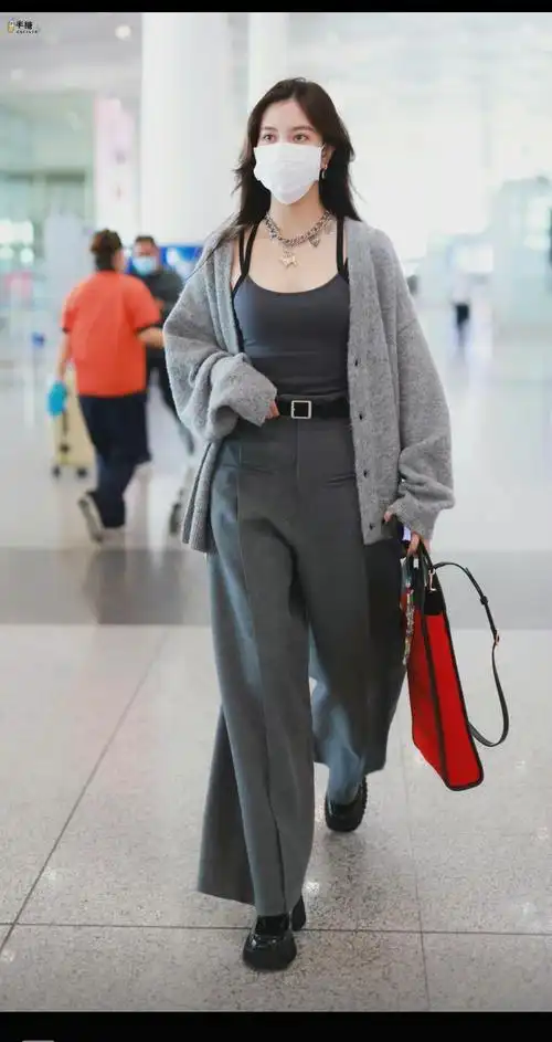 103近一周国内女明星机场街拍图一