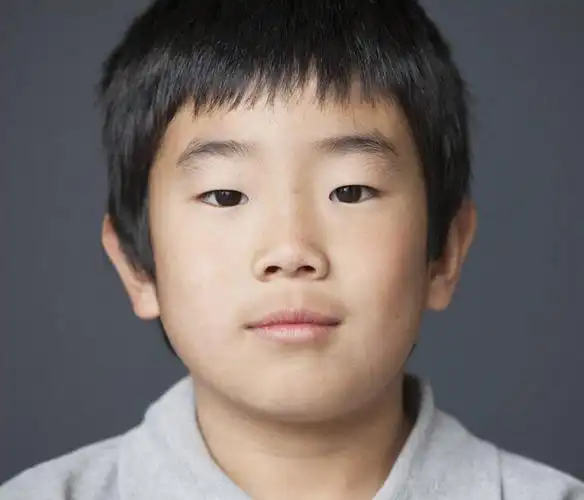 纯洁,亚洲,仅一个男性,仅一个人,灰色背景,服装,注视,休闲装,黄种人