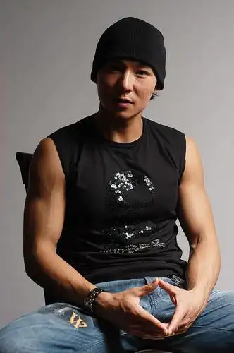 组图:"肌肉猛男"刘畊宏拍写真 充满阳刚之气