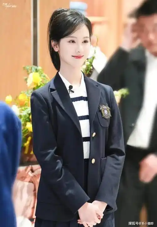 原创陈都灵学生服造型大气温婉白开水妆似校花学姐