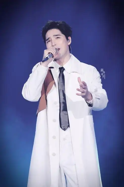 23日出生于内蒙古自治区鄂尔多斯市鄂托克旗,中国内地音乐剧演员,歌手