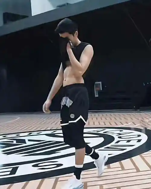 肖战腰细,王一博比他更细,龚俊有冰块腹肌,王鹤棣腰太惊人_杨洋_身材