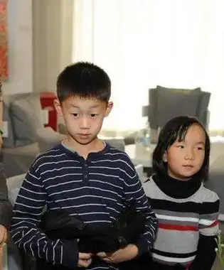 近日,有网友晒出了蒋雯丽一家三口的合影,照片中,蒋雯丽和久未露面的