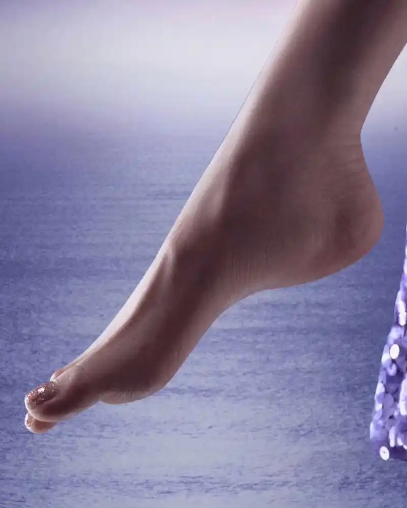 杨超越的脚指甲涂上闪亮的指甲油真的太美了,2023年,杨超越主演的古装