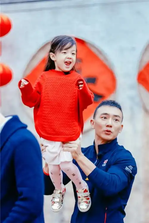 《爸爸5》刘畊宏大秀带娃绝技 人肉哑铃托举小泡芙