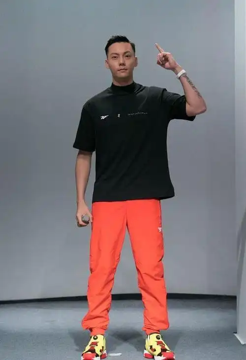 陈伟霆不愧是行走的荷尔蒙百元短袖都能穿出大牌感太帅了