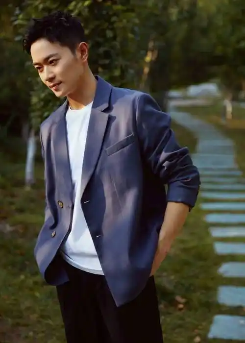 曹骏曝光初秋暖夕写真舒适惬意氛围中彰显正气本色