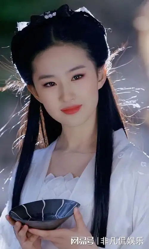 那部剧中,刘亦菲的颜值达到巅峰,她饰演的小龙女至今无法超越.