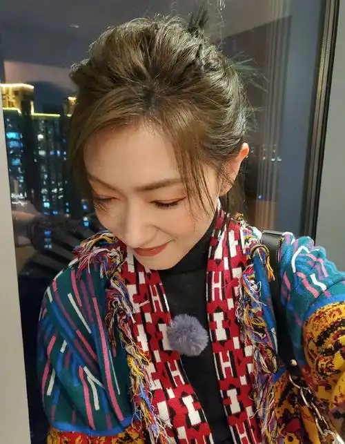 万茜晒360度自拍近照,来看看38岁的明星皮肤和颜值怎么样?