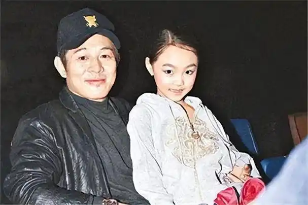 同样是李连杰基因,把黄秋燕女儿和利智女儿一对比,差距就出来了