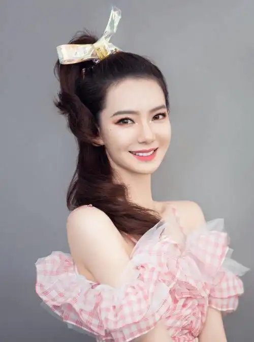 戚薇39岁写真大赏:性感水蜜桃惊艳全网,网友:这是真实存在的吗?