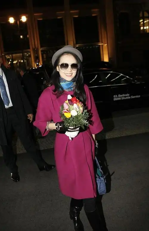 章子怡真是扮嫩高手穿玫红大衣配小礼帽减龄又不失高级感