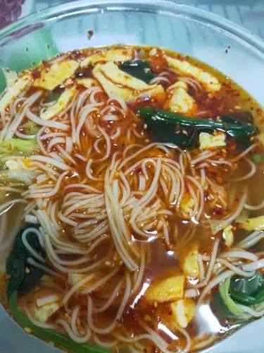 zozo噜卡做的油泼辣子酸汤面