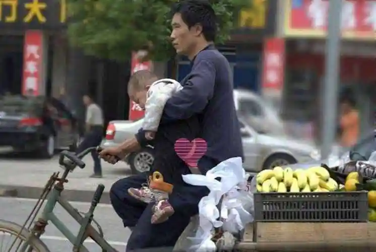 一组催人泪下的父爱照,温暖又感动,每个爸爸都是孩子的超级英雄