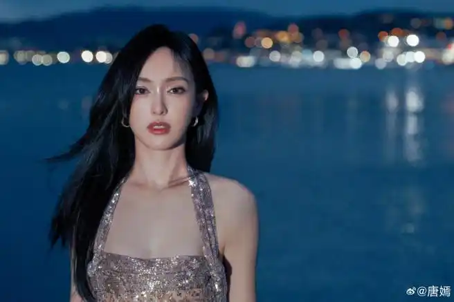 唐嫣璀璨亮片长裙