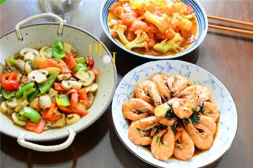 晒晒我家的午餐一荤两素三个菜漂亮像一幅水彩画营养又健康