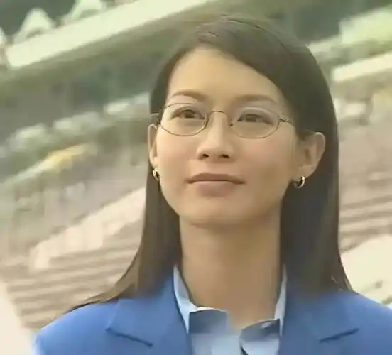 香港知名女星被质疑患病,瘦到脱相变化大,复出开个唱激动到飙泪