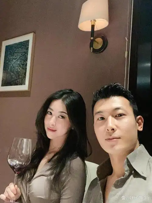 朱珠与老公:时尚的完美诠释者