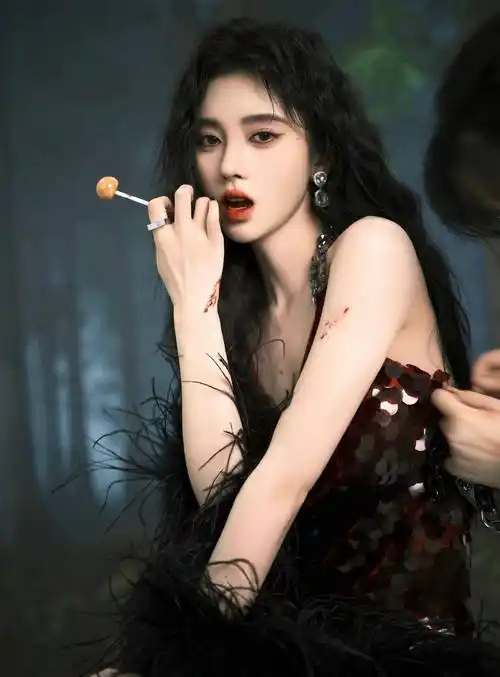 鞠婧祎长发飘飘美背性感写真